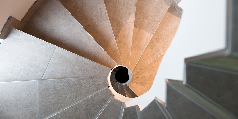 Moderne Treppen-Gestaltung mit Fliesen: Aachen Brand